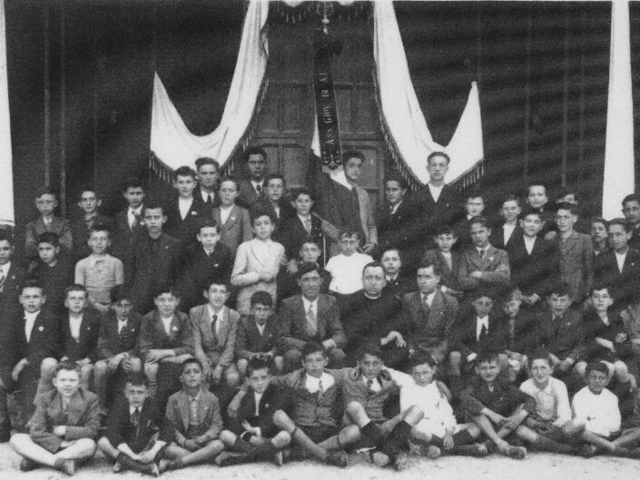 Fondo Tanino Castiglioni - Castellanza nel tempo - Don Carlo Pozzi con i ragazzi della Associazione Giovani Azione Cattolica -1947/1948