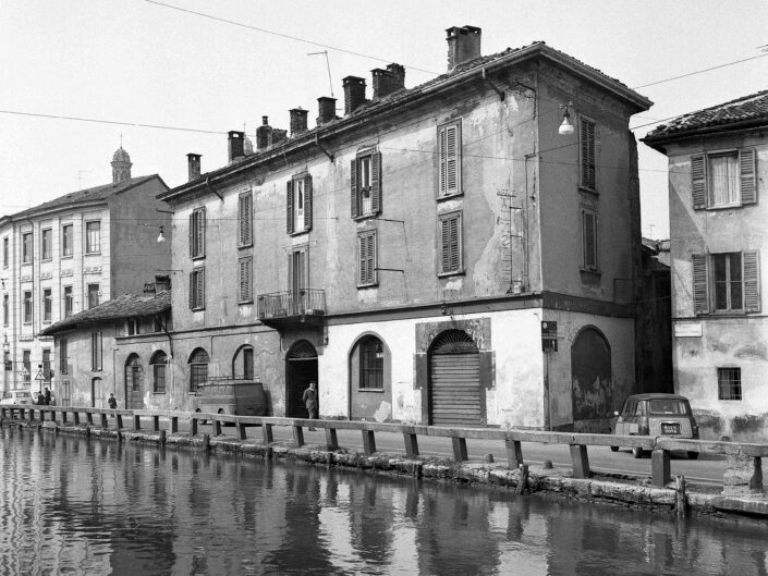 Fondo Virgilio Carnisio Milano Alzaia Naviglio Grande angolo vicolo dei Lavandai 1967 scaled