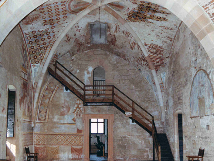 Fondo Afi - Angera - La Rocca (Secolo XII -XIII) - La sala di Giustizia - Foto Franco Rinaldin - 1991