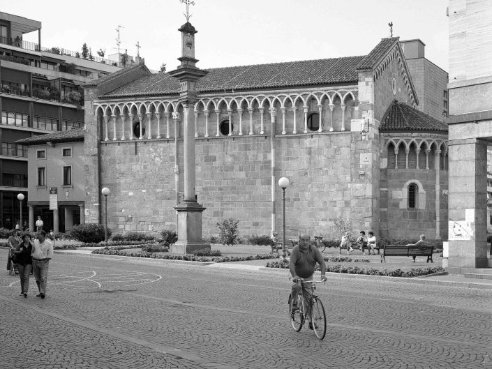 Fondo Architetture civili, religiose e industriali in Provincia di Varese - Gallarate - Piazza Libertà - Chiesa di San Pietro - 1999 - Foto Claudio Argentiero
