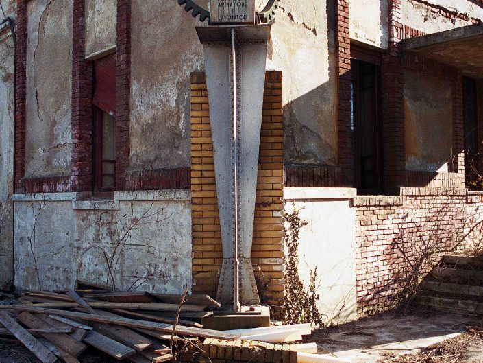 Fondo Architetture civili, religiose e industriali in Provincia di Varese - Tradate - Ex Ditta meccanica Saporiti - gennaio 2000 - Foto Claudio Argentiero