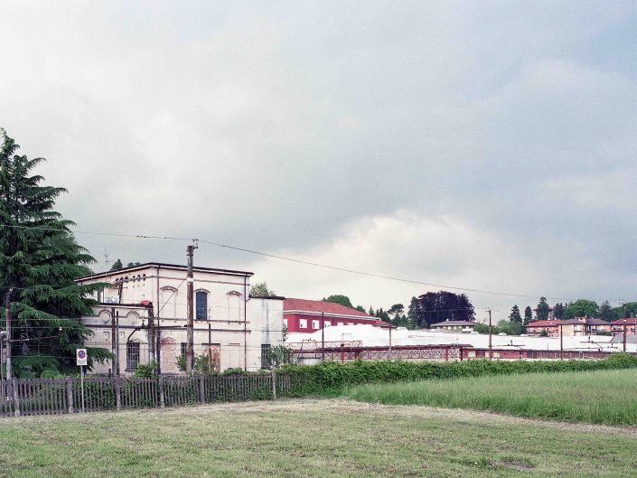 Fondo Architetture civili, religiose e industriali in Provincia di Varese - Gazzada - Lungo la ferrovia - 2000 - Foto Claudio Argentiero