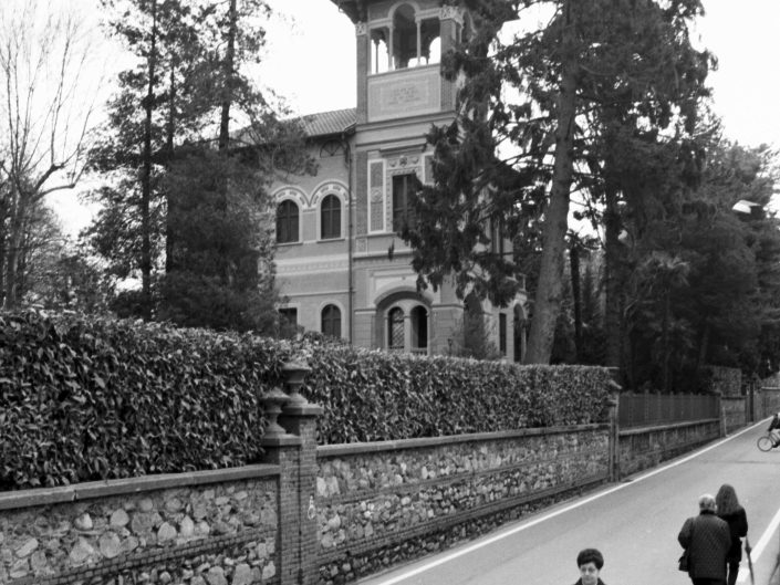 Fondo Architetture civili, religiose e industriali in Provincia di Varese - Caronno Varesino - Villa privata in via Piave - aprile 2000 - Foto Claudio Argentiero