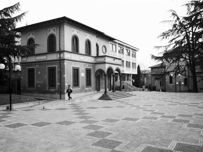 Fondo Architetture civili, religiose e industriali in Provincia di Varese - Abbiate Guazzone - Piazza Unità d'Italia - marzo 2000 - Foto Afi