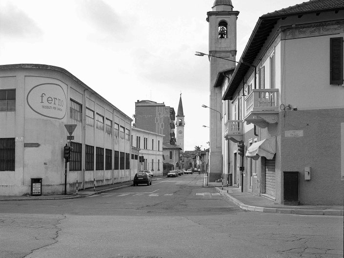 Fondo Architetture civili, religiose e industriali in Provincia di Varese - Ferno - Veduta su piazza S. Martino - 1999 - Foto Claudio Argentiero