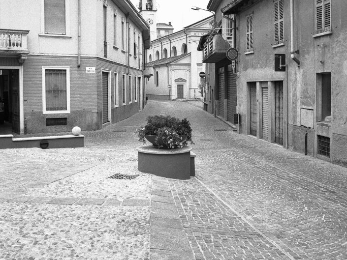Fondo Architetture civili, religiose e industriali in Provincia di Varese - Ferno - Via Roma - agosto 1999 - Foto Claudio Argentiero