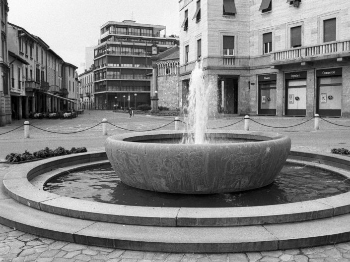 Fondo Architetture civili, religiose e industriali in Provincia di Varese - Gallarate - Piazza Libertà - 1999 - Foto Claudio Argentiero