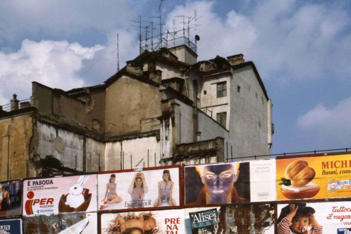 Fondo Virgilio Carnisio - Milano - Da piazza Fontana retro di case che danno in piazza Beccaria - 1993