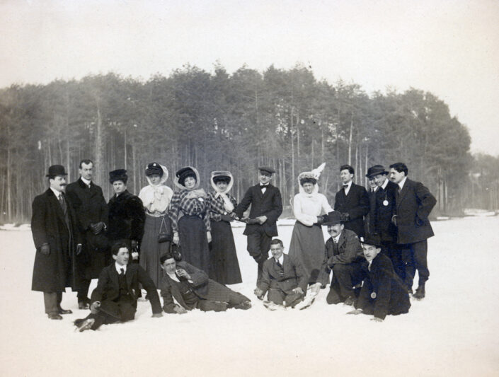 Fondo Famiglia Pomini - Ottorino Pomini (secondo da sinistra, 1882-1930) - Ceriano Laghetto - Gita per pattinaggio su ghiaccio - 21 febbraio 1909 (data e luogo presenti sul verso)