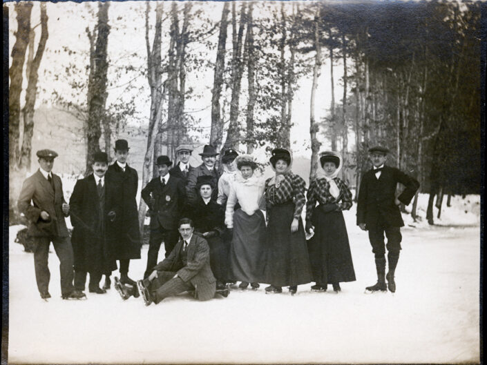 Fondo Famiglia Pomini - Ottorino Pomini ( terzo da sinistra, 1882-1930) - Ceriano Laghetto - Gita per pattinaggio su ghiaccio - 21 febbraio 1909 (data e luogo presenti sul verso)