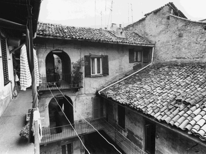 Fondo Virgilio Carnisio - Milano Anni 70 e 80 - Corso San Gottardo, 16 - Cortile - 1983