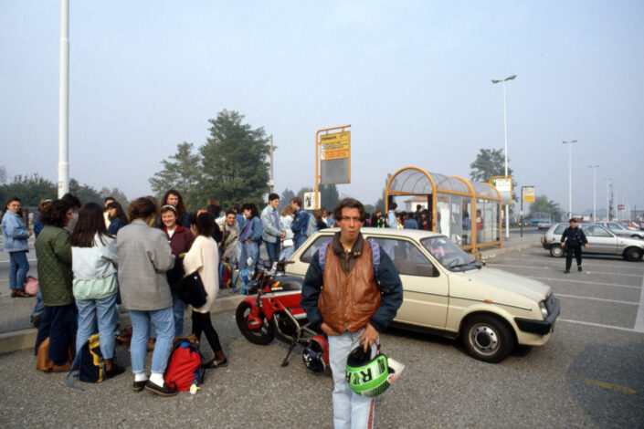 Fondo Virgilio Carnisio - Seregno: il volto di una città - Via Briantina - Davanti Istituto Bassi - Ottobre 1989